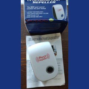 New in Box Pet Safe Ultrasonic Pest Repeller BLUE night light
